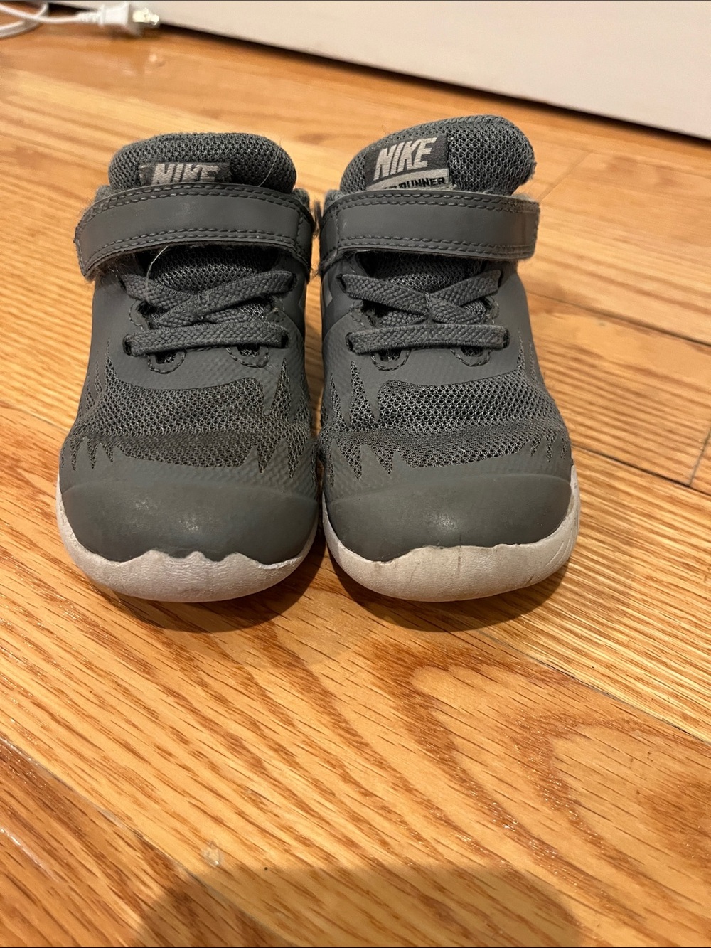 Nike Kids Gray and White Hook-and-Loop Sneakers toddler 8c
